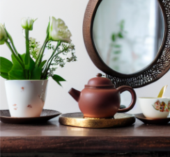 Image photoréaliste générée d&#39;une théière posée sur une table à côté d&#39;un miroir fixé au mur